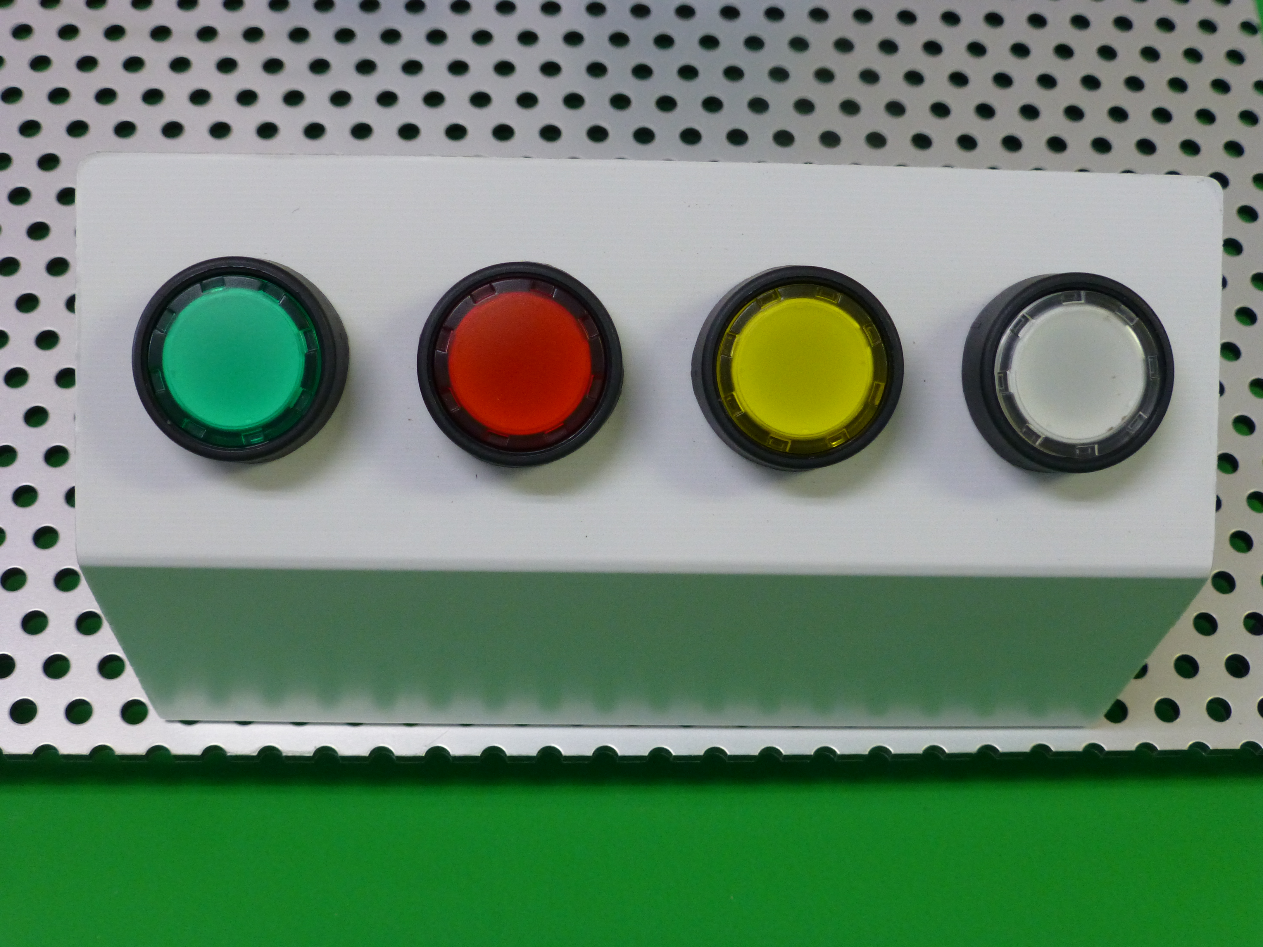 4つの照光押ボタンスイッチ