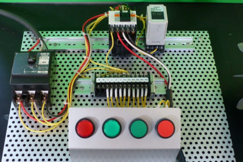 電磁接触器や逆相防止リレーを学習する実習キット